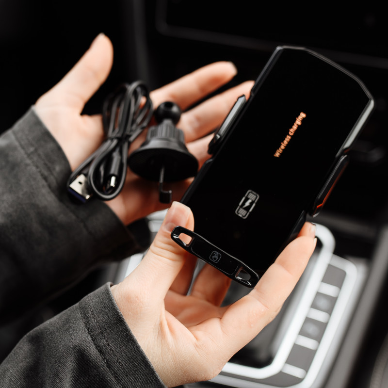 Автомобильный держатель с беспроводной зарядкой для смартфонов